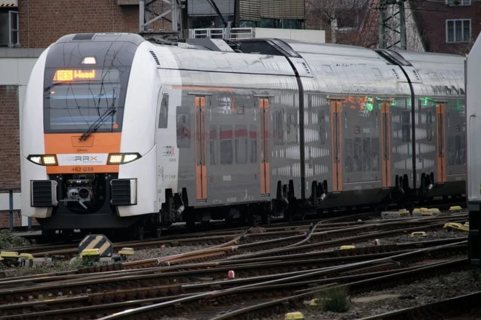 Fahrgäste der RRX-Linien müssen sich nach Alternativen umsehen - oder lieber im kühlen Zuhause bleiben. (Archivfoto)