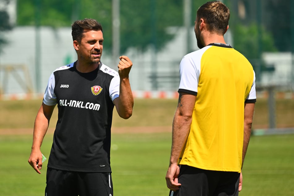 Coach Thomas Stamm (42, l.) hat der Abwehr um Lars Bünning (27, r.) &amp; Co. die Fehler aufgezeigt.