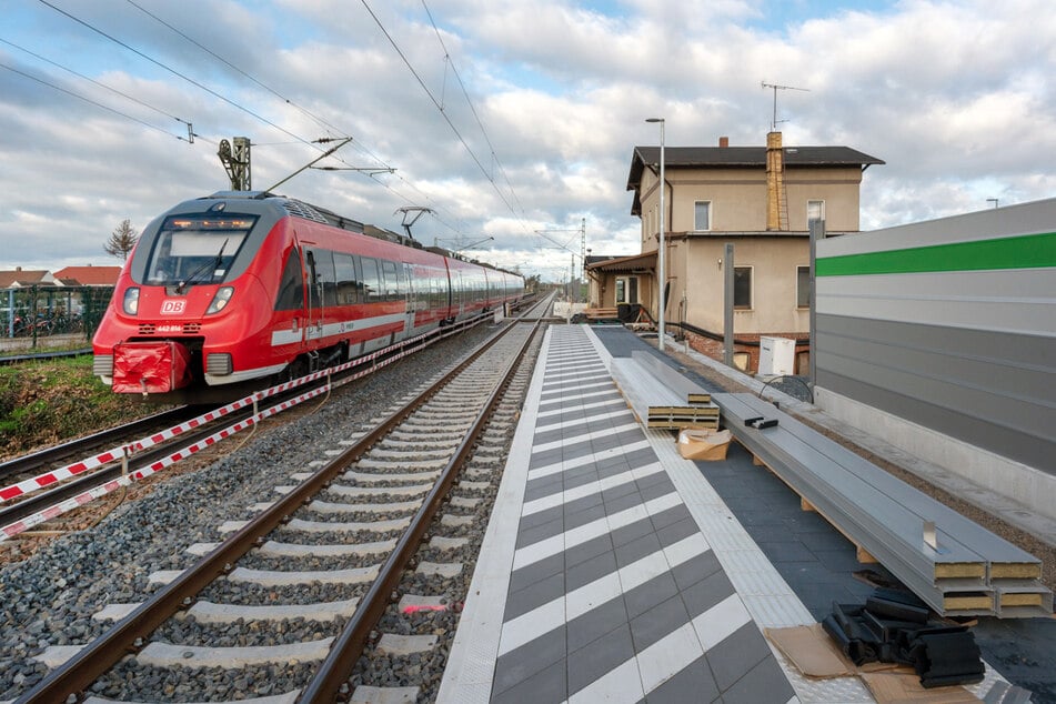 Kürzlich wurde am Haltepunkt Glaubitz der neue Bahnsteig sowie das neue Gleis in Betrieb genommen.