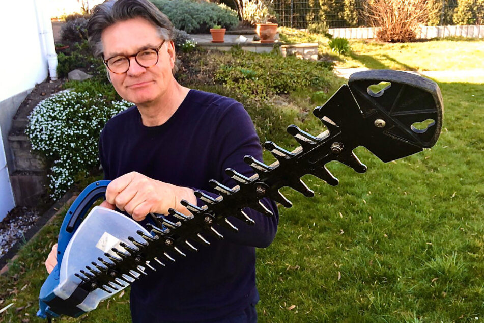 Peter Escher (65) ging im Garten gleich richtig zur Sache - räumte mit der Kettensäge auf.