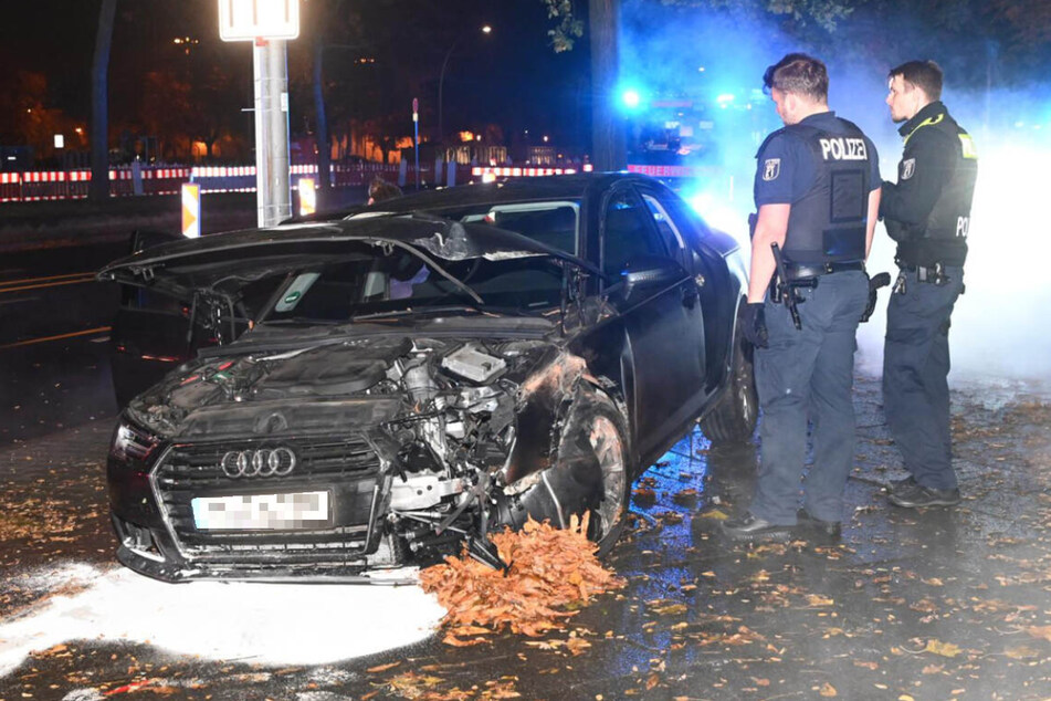 Der schwarze Audi wurde bei dem Aufprall komplett zerstört.