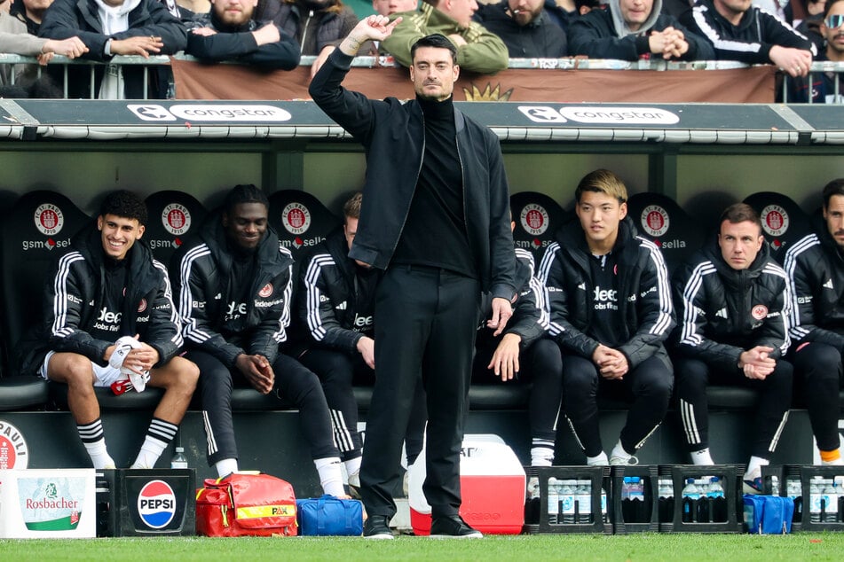 Eintracht-Coach Albert Riera (43) möchte zukünftig eine andere Spielweise seiner Mannschaft sehen.