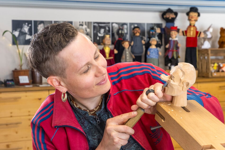 Die Gesichter der Handspiel-Puppen, die Schnitzerin Elisabeth Trobisch (40) fertigt, haben ihren ganz eigenen Touch.