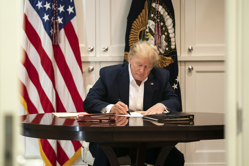 Donald Trump, Präsident der USA, arbeitet in der Präsidenten Suite des Militärkrankenhauses Walter Reed in Bethesda.