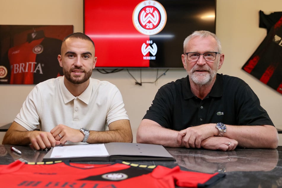 Fatih Kaya (24, l.) läuft in Zukunft für den SV Wehen Wiesbaden auf und wird dabei die Rückennummer 29 tragen.