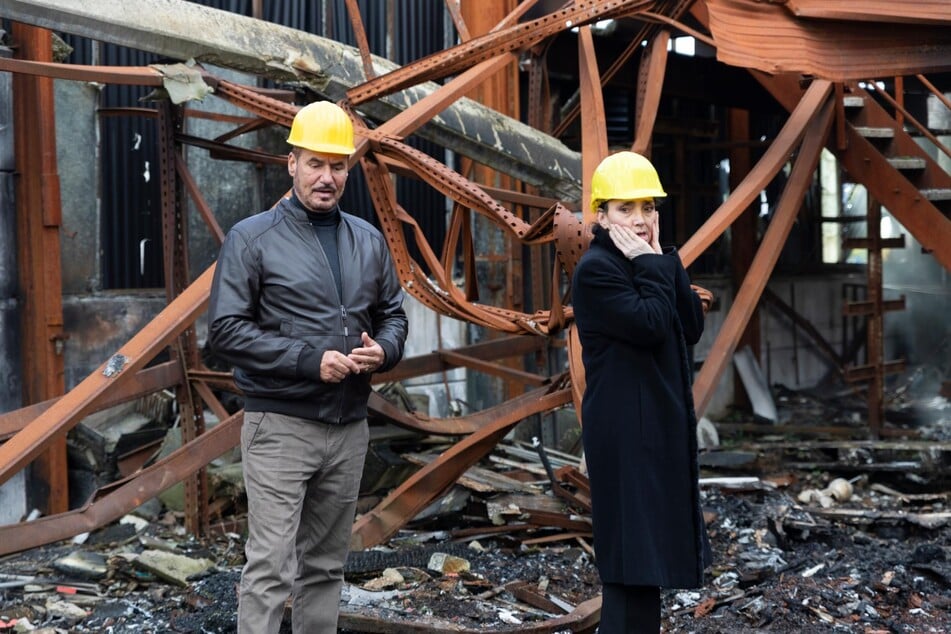 Vor den Trümmern ihres Lebenswerkes: Richard und Simone.