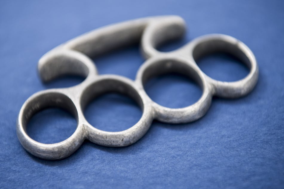 Der Streamer zeigte einen Schlagring auf TikTok. (Symbolfoto)