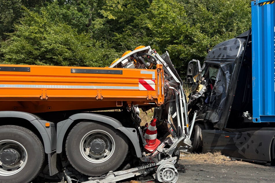 Unfall A3: Heftiger Lastwagen-Unfall: A3 bei Würzburg in Richtung Frankfurt gesperrt