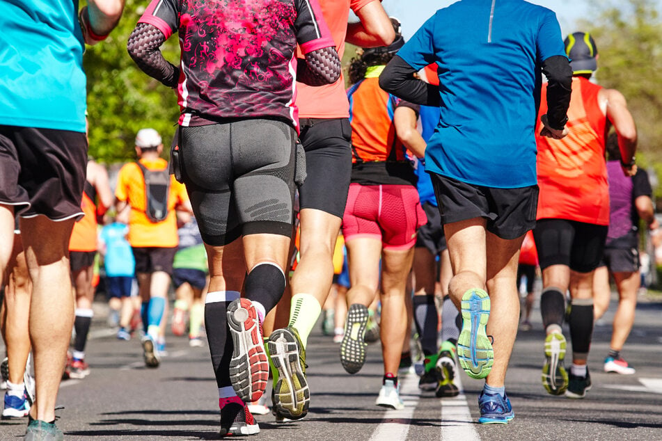 Neben Schwimmen und Radfahren ist auch das Laufen fester Bestandteil eines Triathlons - in Frankfurt kommt es deshalb am heutigen Sonntag zu diversen Straßen-Sperrungen. (Symbolbild)