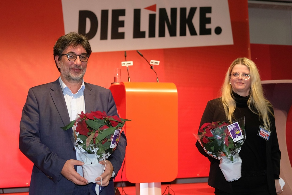 Stefan Hartmann (53) und Susanne Schaper (43), neugewählte Vorsitzende der Partei Die Linke, stehen nach ihrer Wiederwahl mit Blumen in den Händen auf der Bühne.