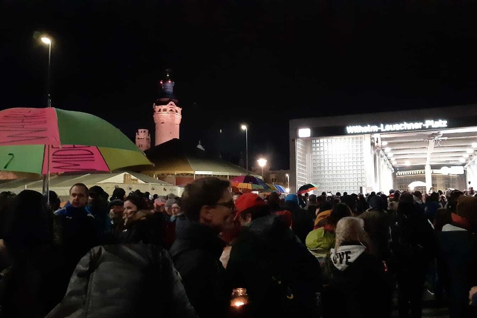 Die rund hundert Demonstranten am Wilhelm-Leuschner-Platz werden zum Gehen aufgefordert.