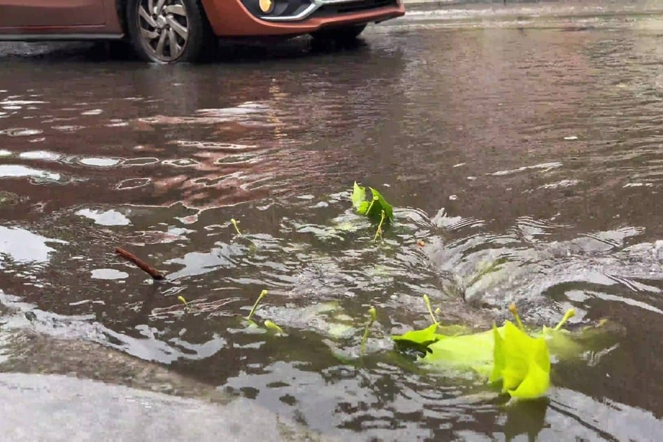 Vor allem im Südosten Berlins gab es am Freitagmittag überflutete Straßen.