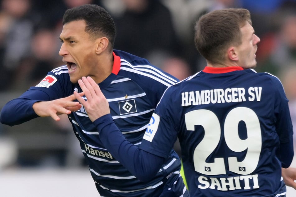 HSV-Stürmer Davie Selke (l.) jubelt nach seinem Ausgleichstor in Ulm mit Teamkollege Emir Sahiti.