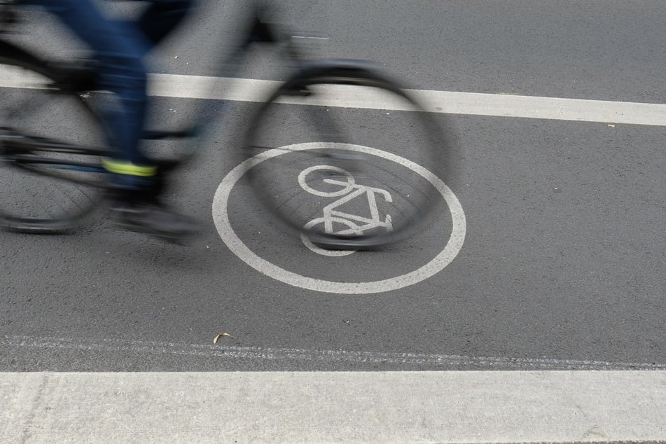 Trotz eines hinzugerufenen Notarztes verstarb der Fahrradfahrer noch im Rettungswagen. (Symbolbild)