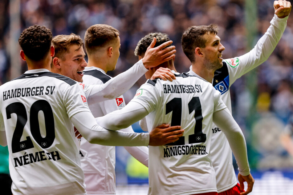 Beste Stimmung bei den Spielern des HSV: Durch den Heimsieg gegen Nürnberg sind die Rothosen weiter auf Aufstiegskurs.