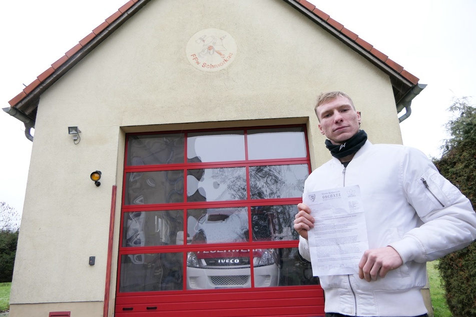Feuerwehrkamerad Felix Bohn (22) samt Kündigungsschreiben vor dem Gerätehaus der Freiwilligen Feuerwehr Schmorkau, aus der er kurz vor Weihnachten entlassen wurde.
