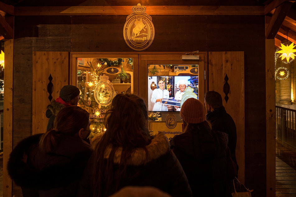 Die Stollenhütte auf dem Altmarkt wurde - auch ohne Stollenfest - aufgebaut. Hier können Besucher die virtuelle Liebeserklärung an den Dresdner Stollen sehen und so zumindest ein wenig Stollenluft schnuppern.