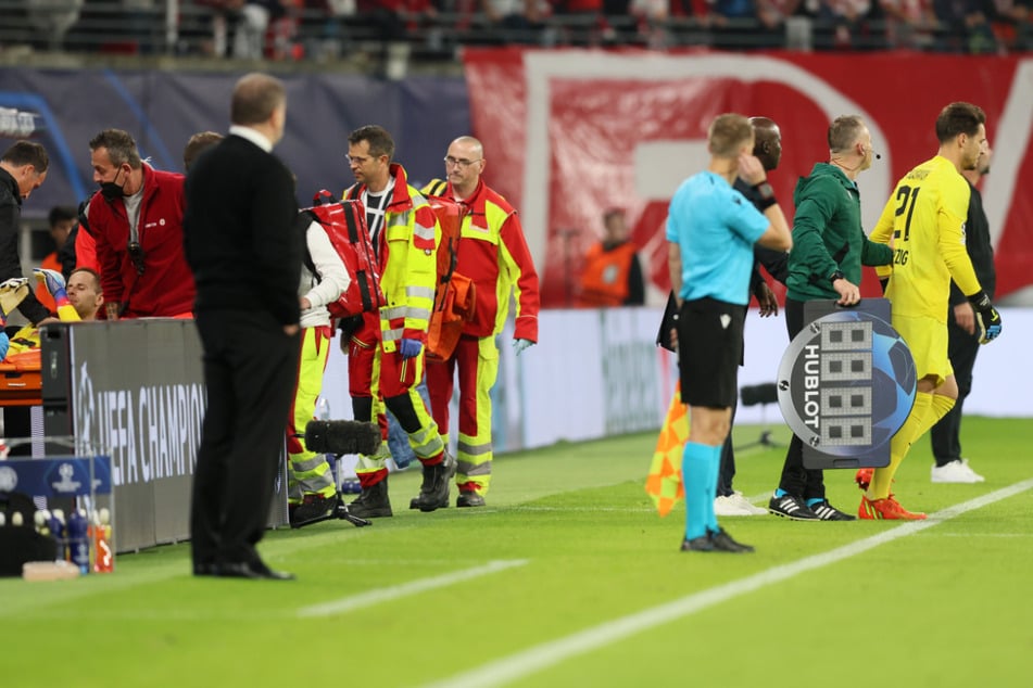 Im Oktober 2022 wurde Blaswich (r.) plötzlich zum Stammspieler, nachdem sich Peter Gulacsi (33, links auf der Trage) im Spiel gegen Celtic Glasgow schwer verletzt hatte.