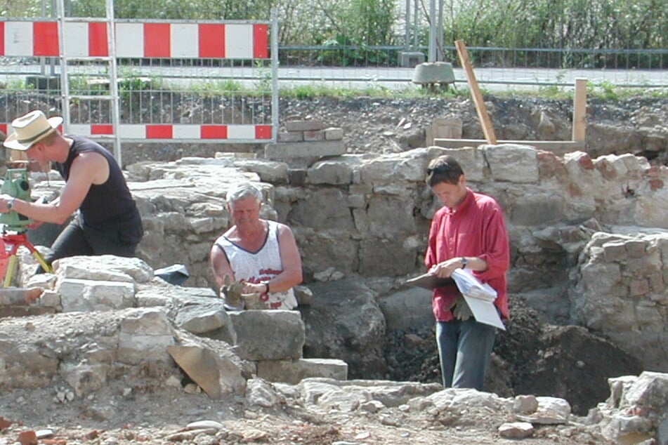 2007 nahm der Archäologe an Ausgrabungen am Dresdner Neumarkt teil.