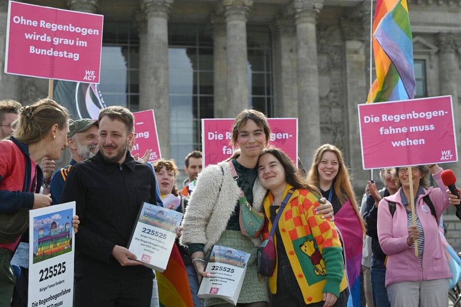 Demonstranten protestieren gegen die Entscheidung, nicht die Regenbogenflagge vor dem Reichstag zu hissen. (Archivfoto)