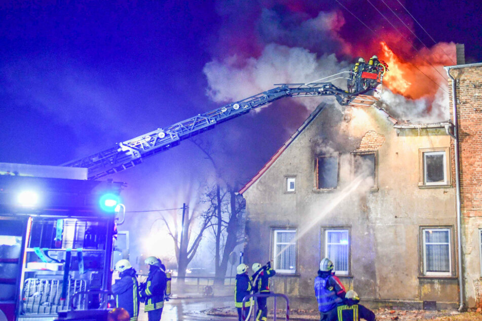 In Sülldorf ist am Donnerstagnachmittag ein Mehrfamilienhaus einem Großbrand zum Opfer gefallen.