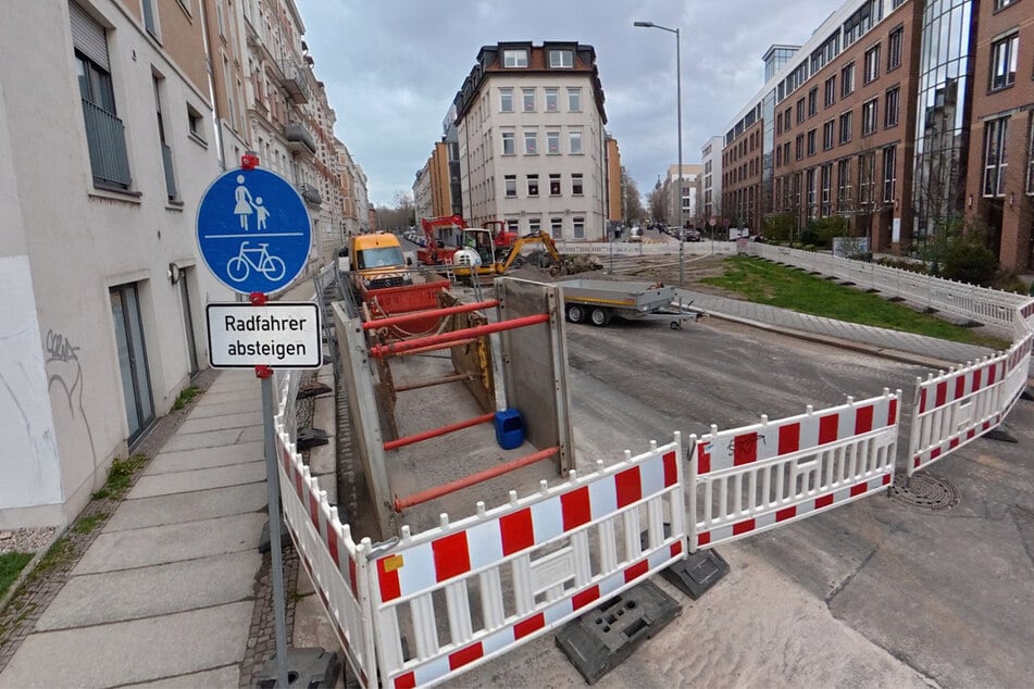 Die Erich-Zeigner-Allee wird in Höhe Nonnenstraße noch mehr als zwei Wochen gesperrt bleiben.