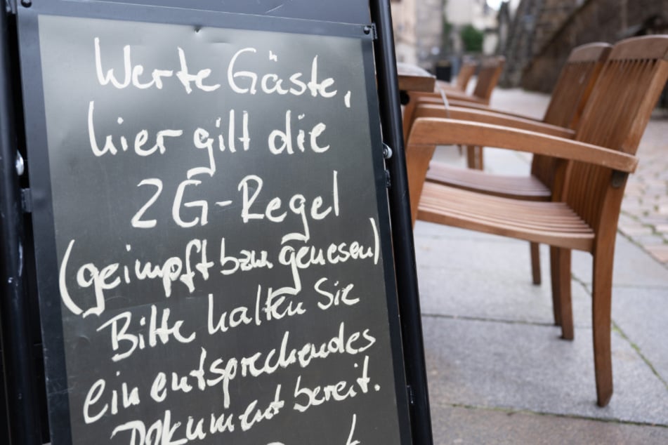 Vor einem Dresdner Restaurant wird auf die 2G-Regelung hingewiesen.