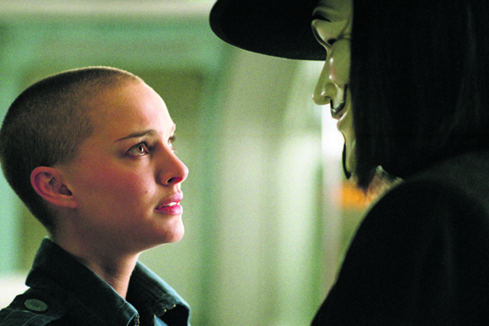 In V wie Vendetta (2006) hilft ein Rächer (Hugo Weaving, r.) mit Guy-Fawkes-Maske dem unterdrückten britischen Volk.
