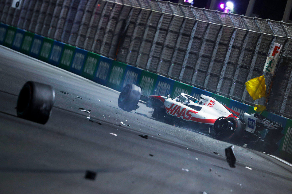 Mick Schumacher (23) crashte am Samstag mit seinem Boliden in die Seitenmauern in Saudi-Arabien. Das Auto wurde dabei komplett geschrottet.