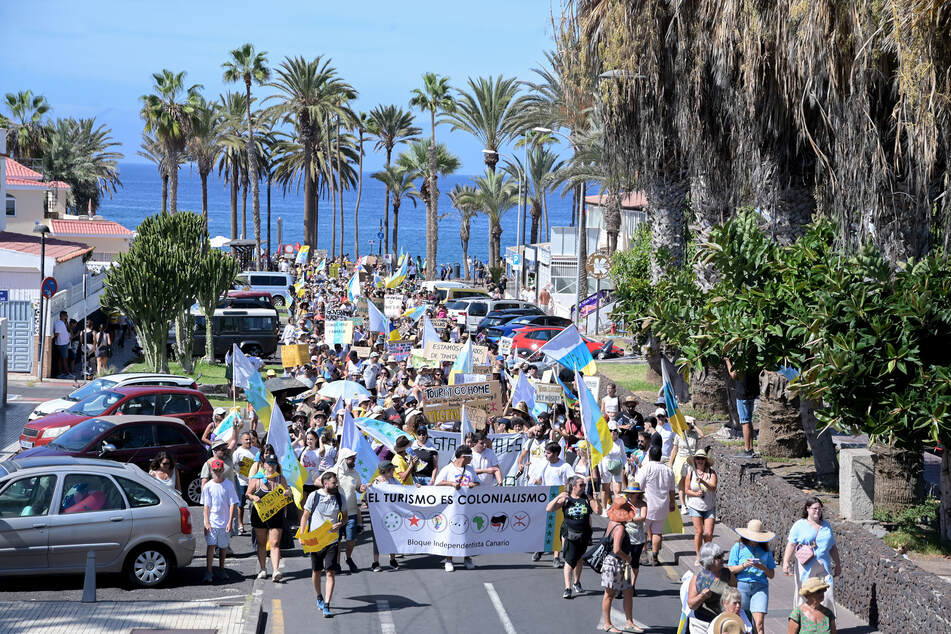 Miles de personas salieron a la calle el fin de semana para protestar contra el turismo masivo en las Islas Canarias.