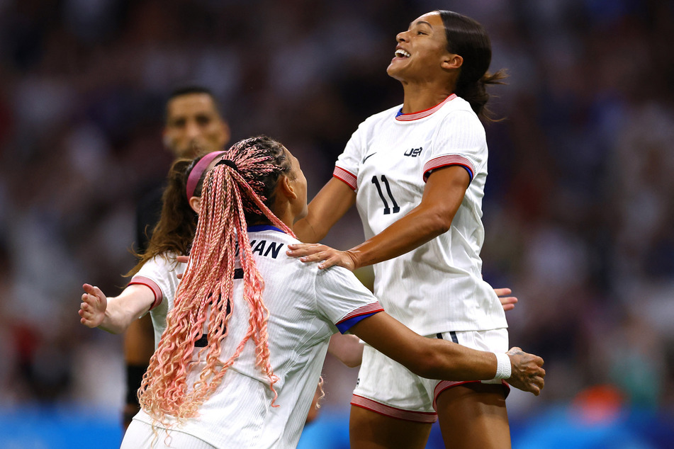 Sophia Smith (r.) of Team USA celebrates scoring her first goal against Germany with Trinity Rodman.