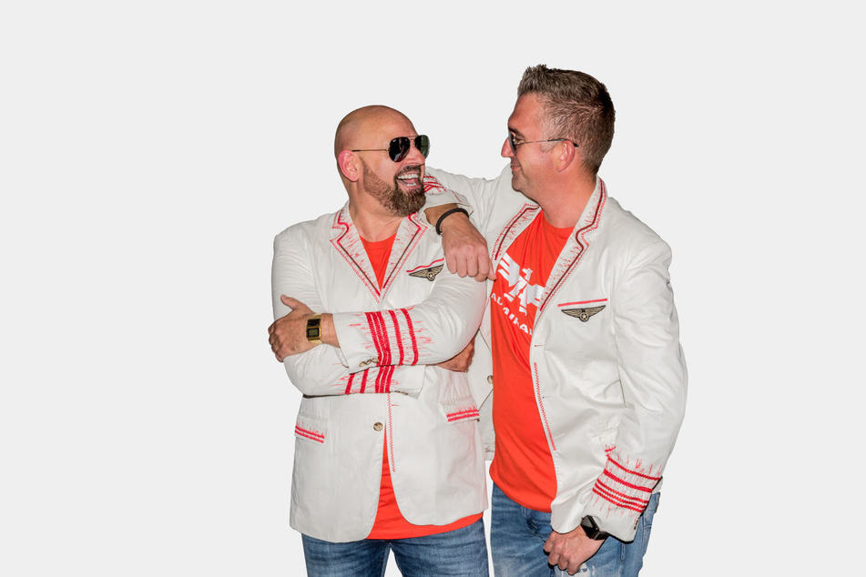 Das DJ-Team "The Admirals" legt auch beim Hitzefrei-Livestream auf.