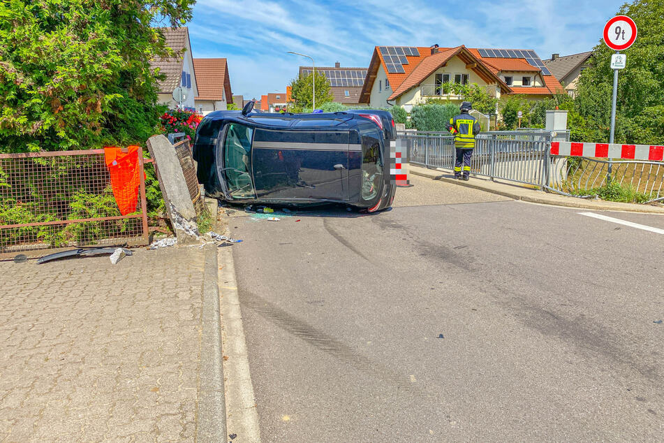 Eines der in den Unfall involvierten Autos kam auf der Seite liegend zum Stillstand.