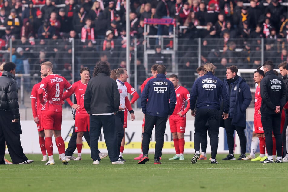 Enttäuschung bei den FSV-Spielern nach der Niederlage im Bezirksderby: Die Schwäne verloren mit 0:3.