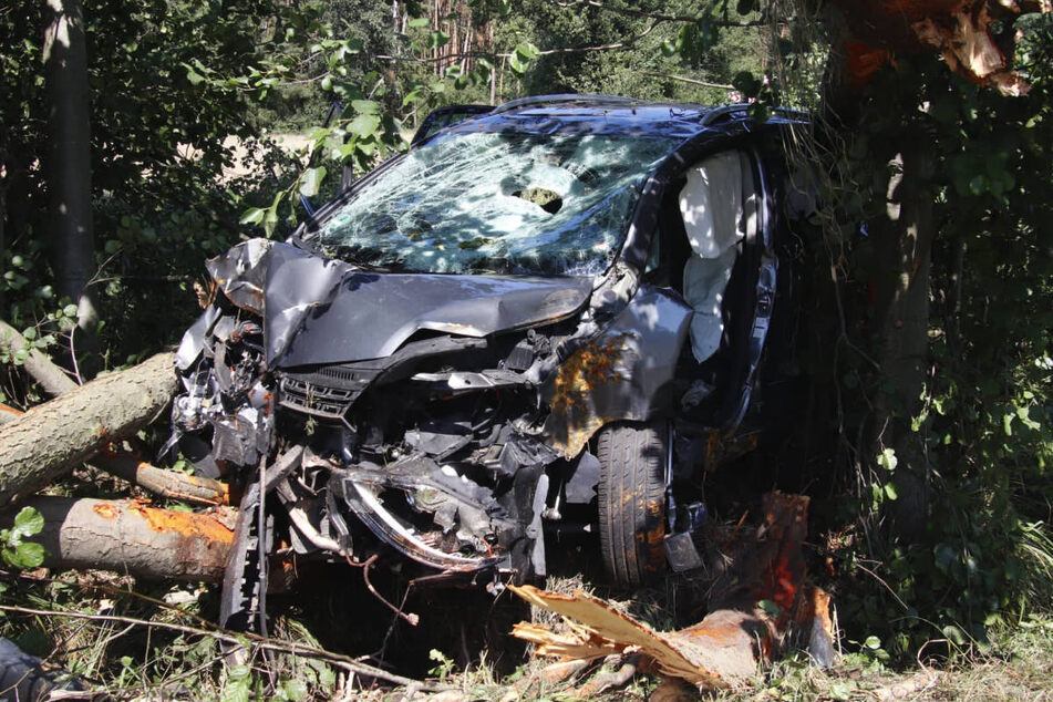 Der VW bei dem Baum-Crash total zerstört worden.