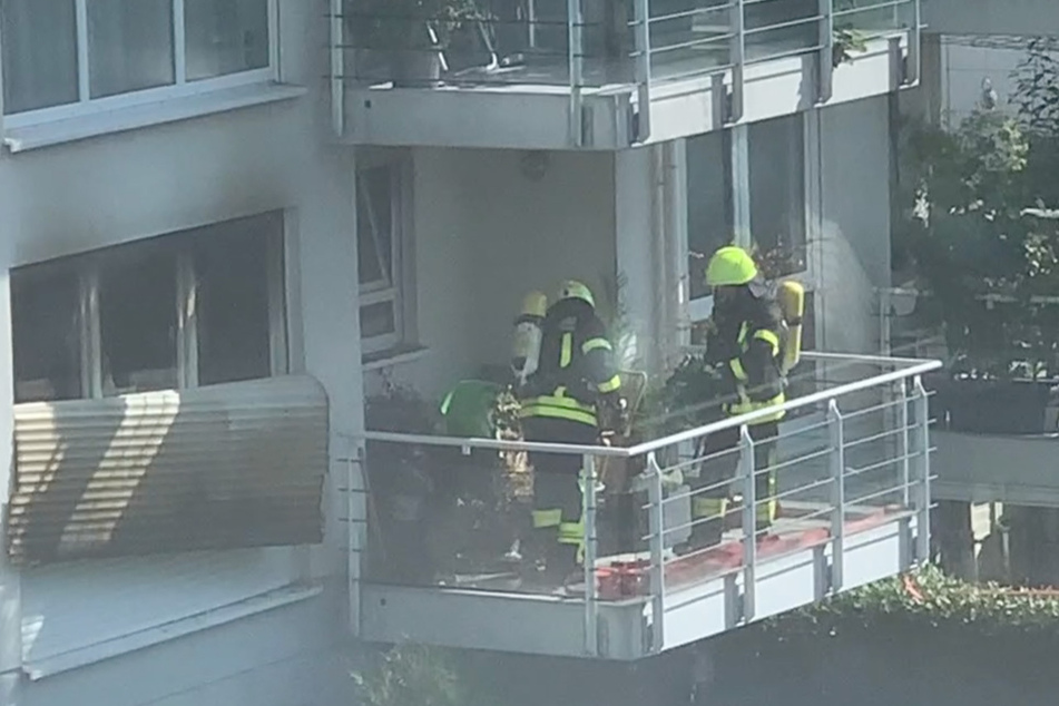 Im Frankfurter Stadtteil Bergen-Enkheim konnte die Feuerwehr einen 76-Jährigen nur noch tot aus seiner brennenden Wohnung retten.