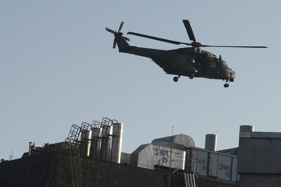 Was ist da denn los? Dunkler Hubschrauber kreist seit zwei Stunden über Berliner Westen