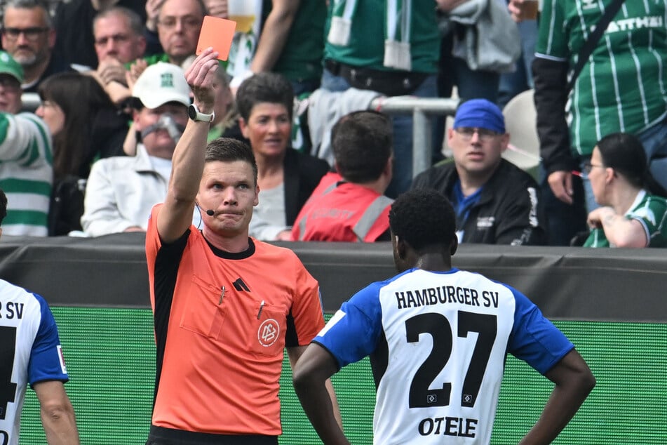 Die Sperre von Philip Otele (27, r) wird am Freitag neu verhandelt.