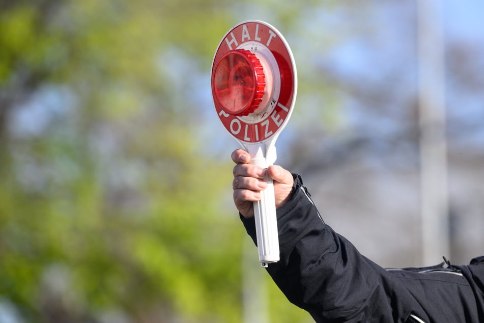 Die Polizei stoppte den Senior, als dieser die Autobahn verlassen hatte. (Symbolbild)