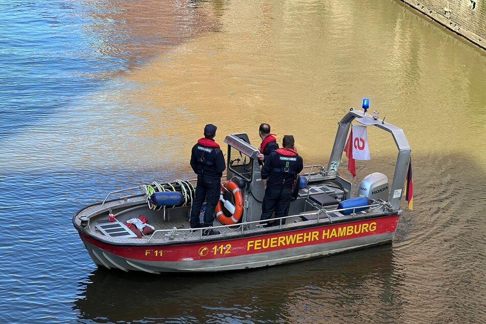 Einsatzkräfte suchten am Donnerstagmorgen nach einer Person im Wasser.