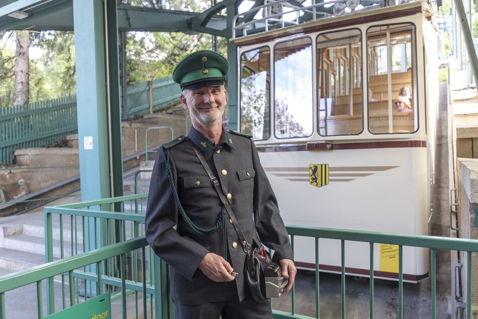 Willkommen! Bergbahn-Kraft Roland Hetzer (59) im historischen Gewand.