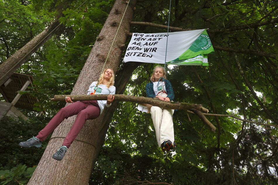Zwei Aktivistinnen der Klimabewegung "Fridays for Future" protestieren mit einer Seil-Aktion gegen die Klimapolitik der Bundesregierung.
