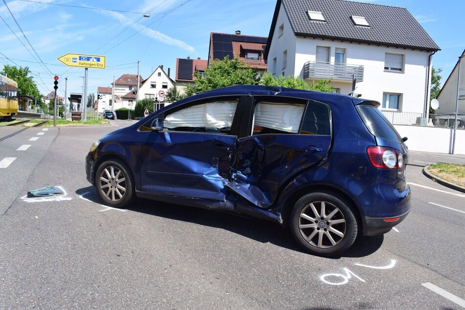 Der VW wurde bei dem Zusammenstoß ordentlich in Mitleidenschaft gezogen.