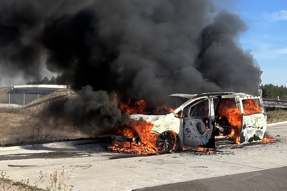 Auto auf der A14 steht in Flammen: "Knall aus dem Heck"