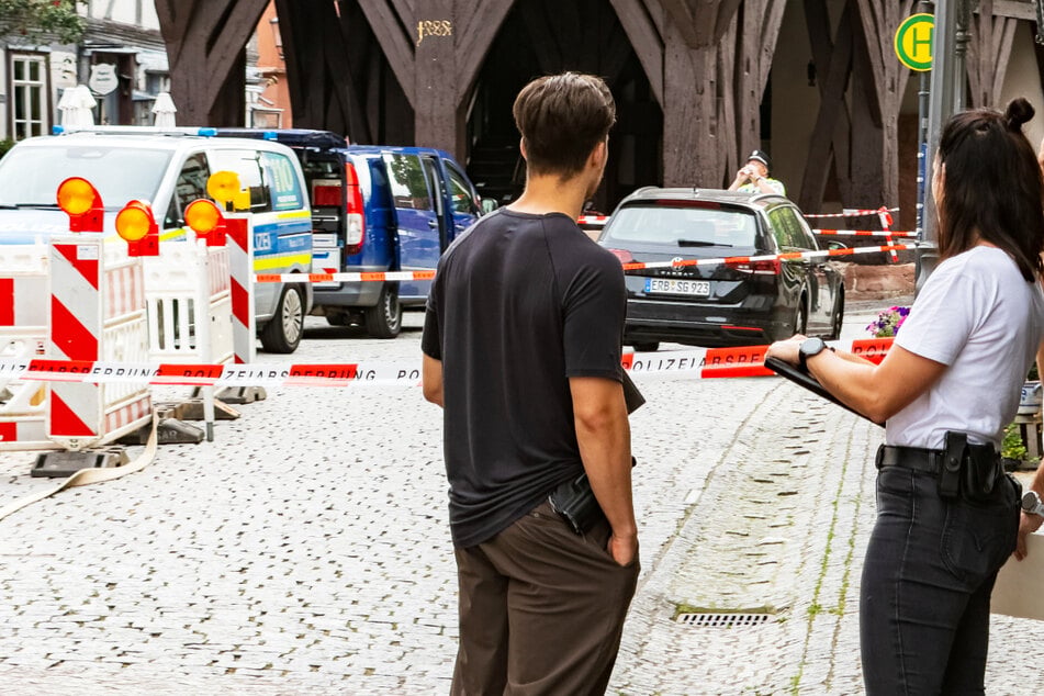 Vor dem historischen Rathaus von Michelstadt kam es zu einer Explosion. Umfangreiche Maßnahmen zur Spurensicherung laufen.