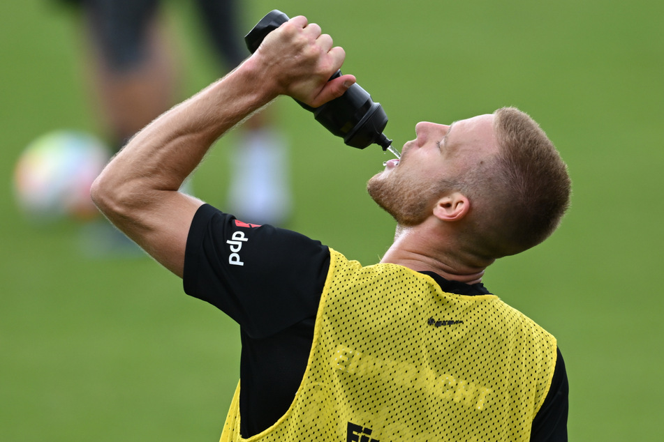 Eintracht-Neuzugang Hrvoje Smolcic (21) darf im DFB-Pokalspiel gegen den 1. FC Magdeburg seinen Teamkollegen nur zuschauen.
