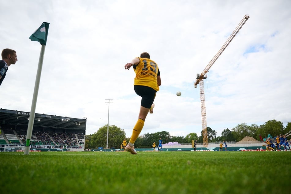 Mit einer Standardsituation auf der Baustelle Preußenstadion bereitete Alexander Rossipal (30) ein Tor vor.