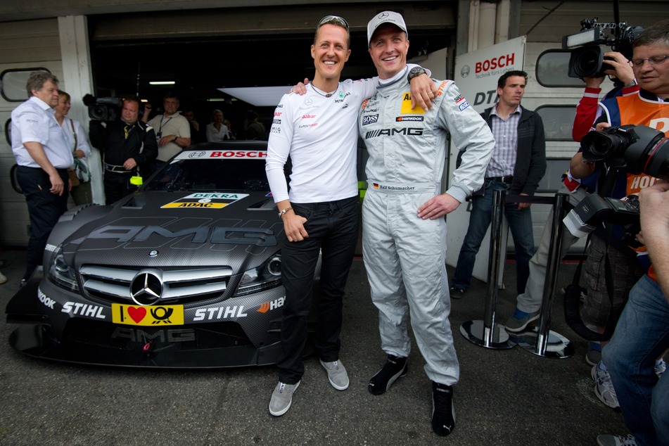 Michael (56, l.) und Ralf Schumacher (48) posieren am 29. April 2012 gemeinsam in der DTM-Boxengasse auf dem Hockenheimring.
