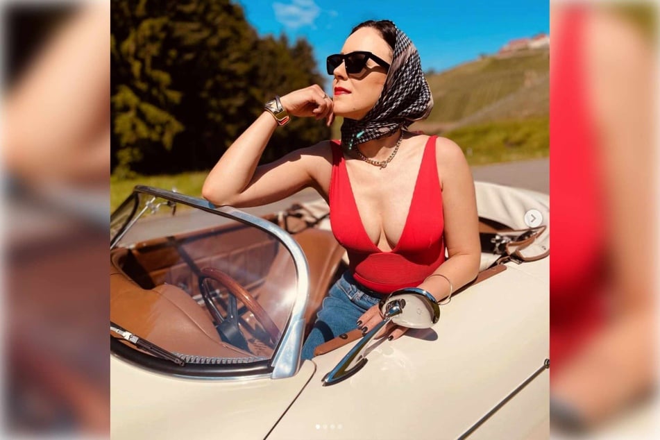 Jasmin Wagner warf sich in ein 60er Jahre Outfit und posierte in einem Porsche.