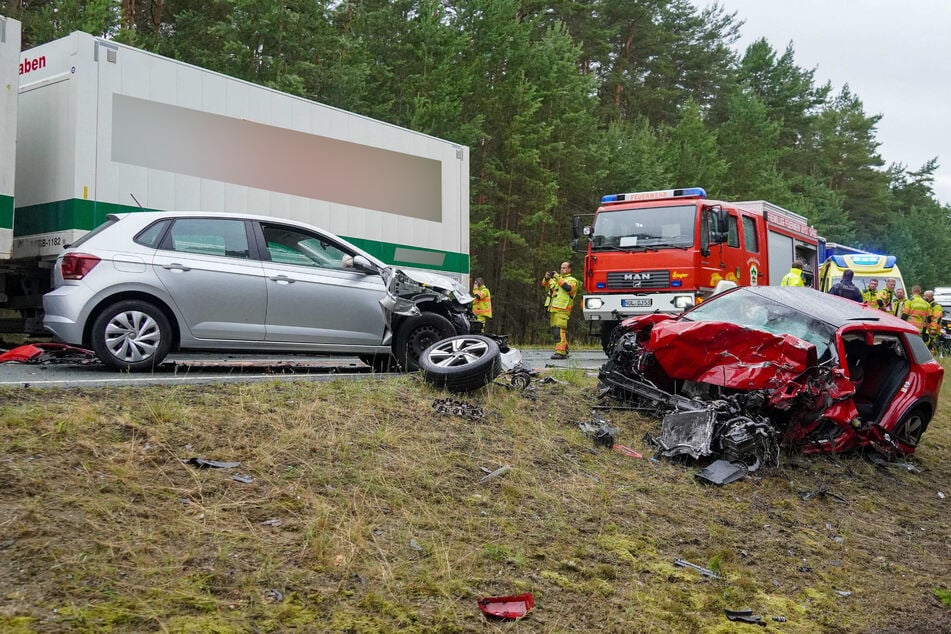 Ein beteiligtes Fahrzeug wurde bis zur Unkenntlichkeit zerstört.